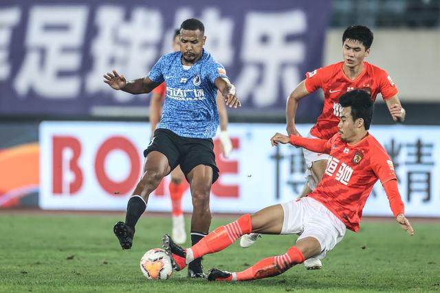 足球报：国足中场 杨明洋、塞尔吉尼奥是最大变数？
